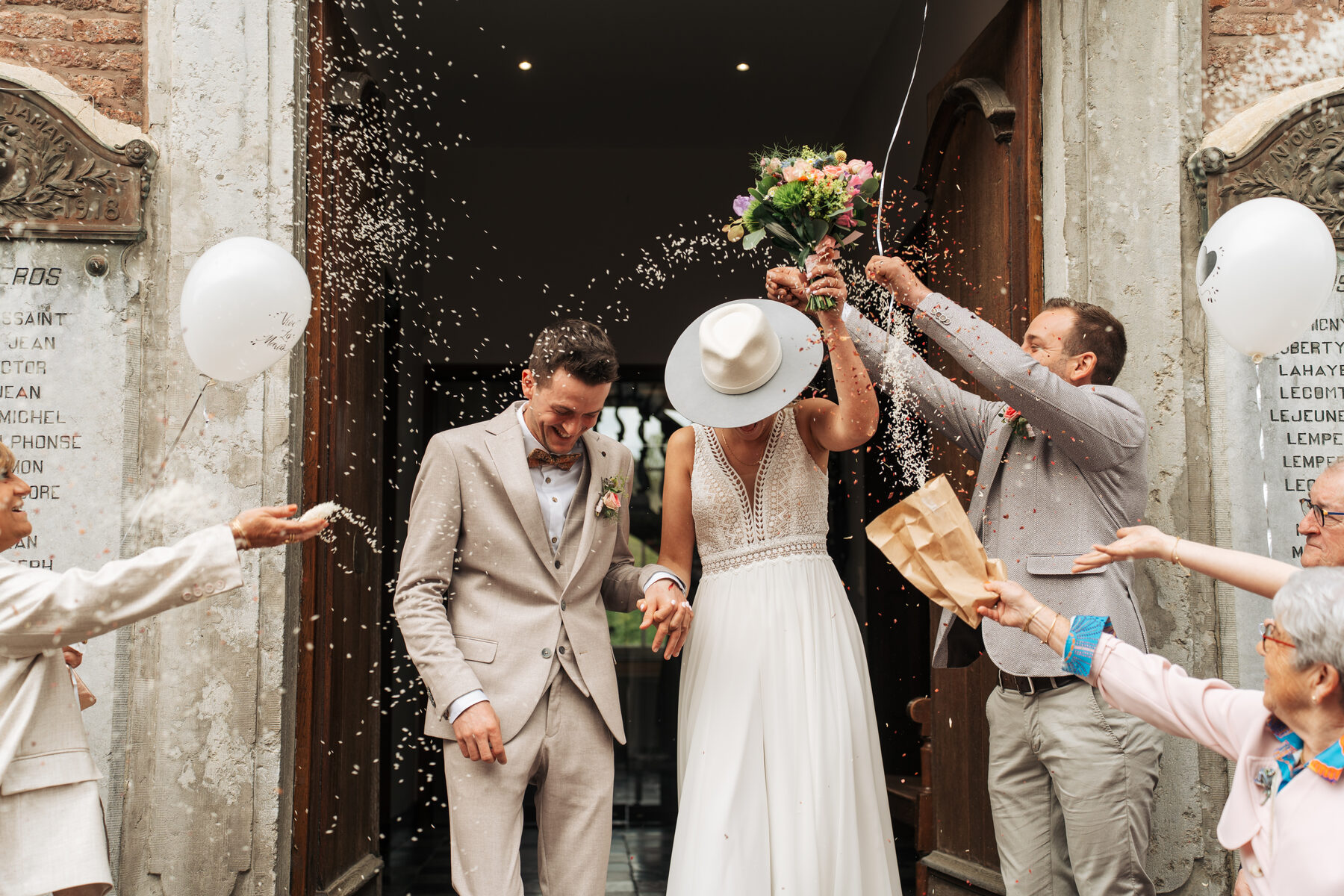 Les mariés sortent de l’église sous une pluie de confettis
