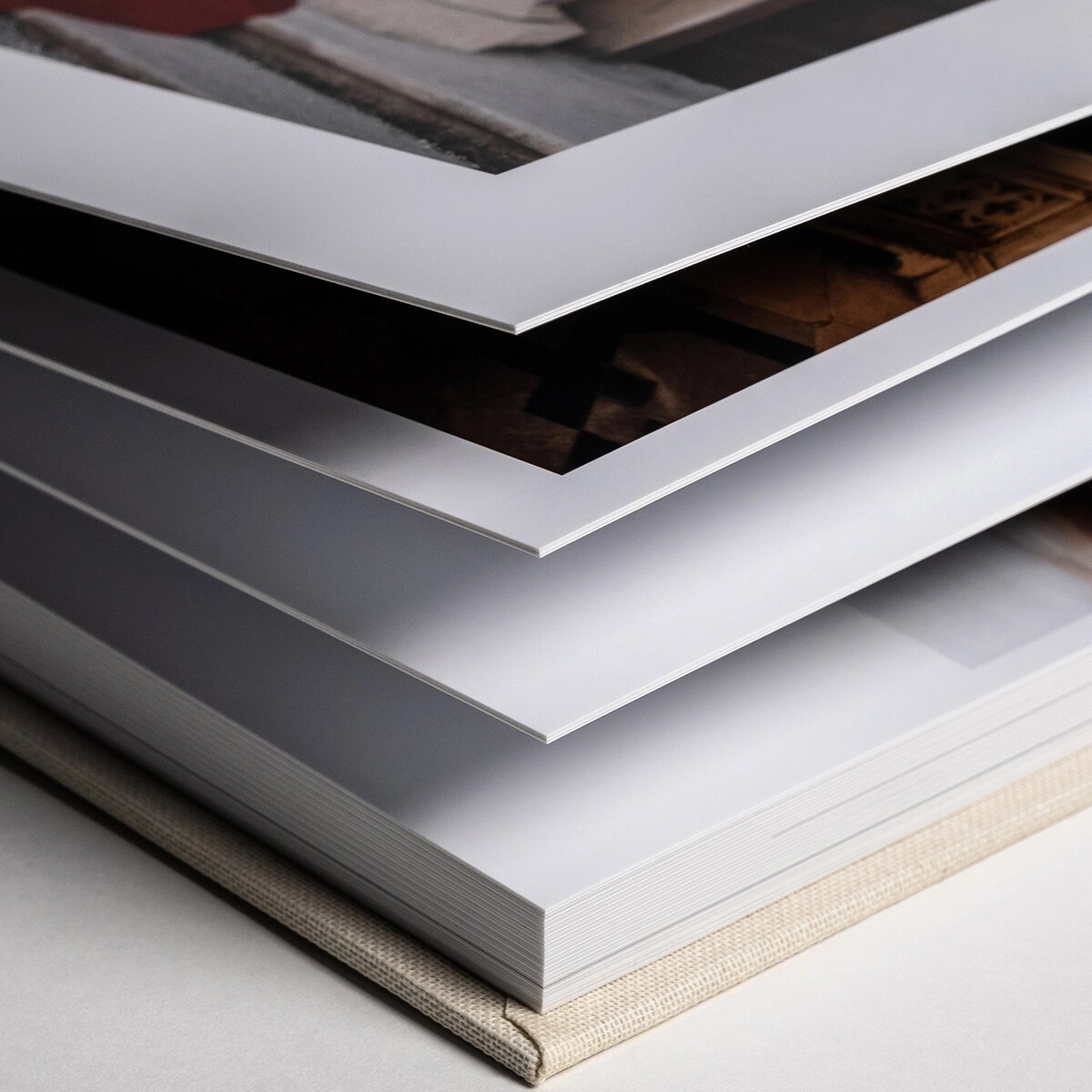 Coin d’album premium, page rouge et couverture en lin