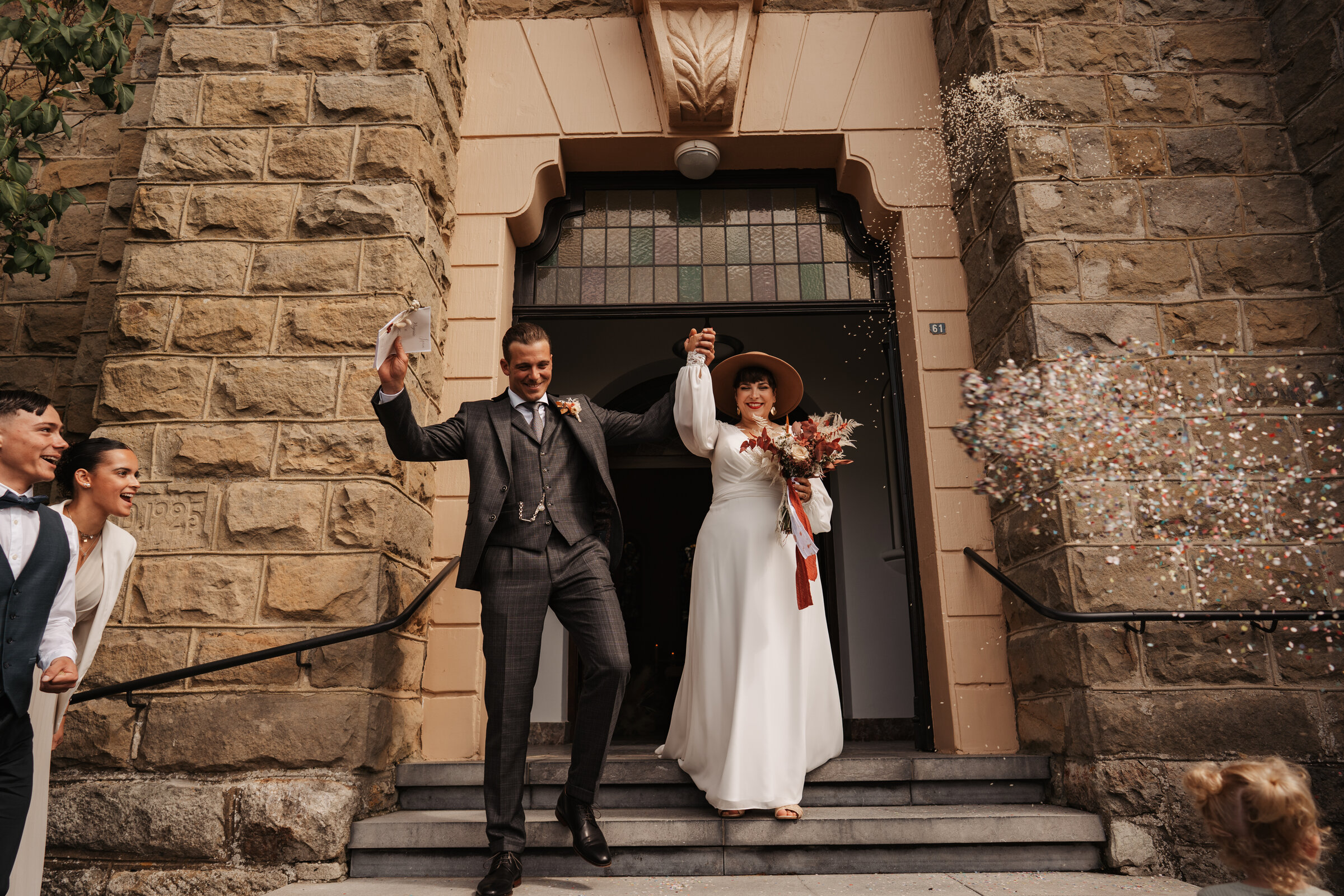 Les mariés sortent de l’église, confettis et sourire