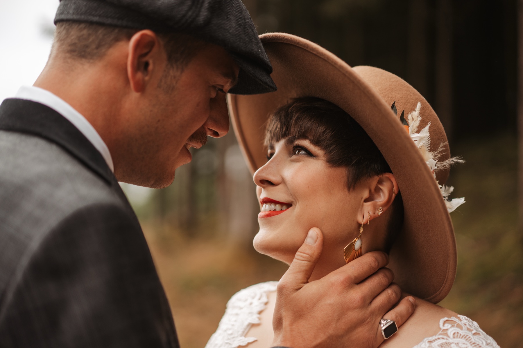Premier regard : la mariée touche l’épaule du marié