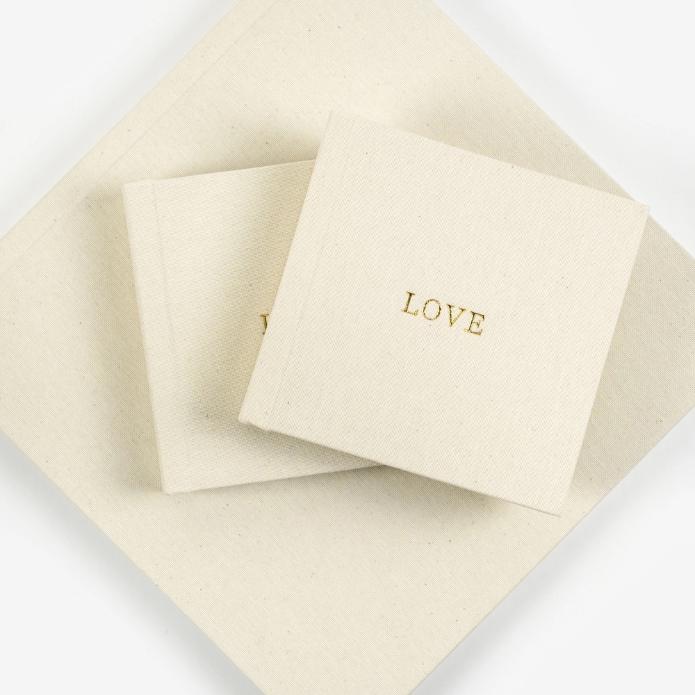 Pile d’albums en lin avec Love en doré