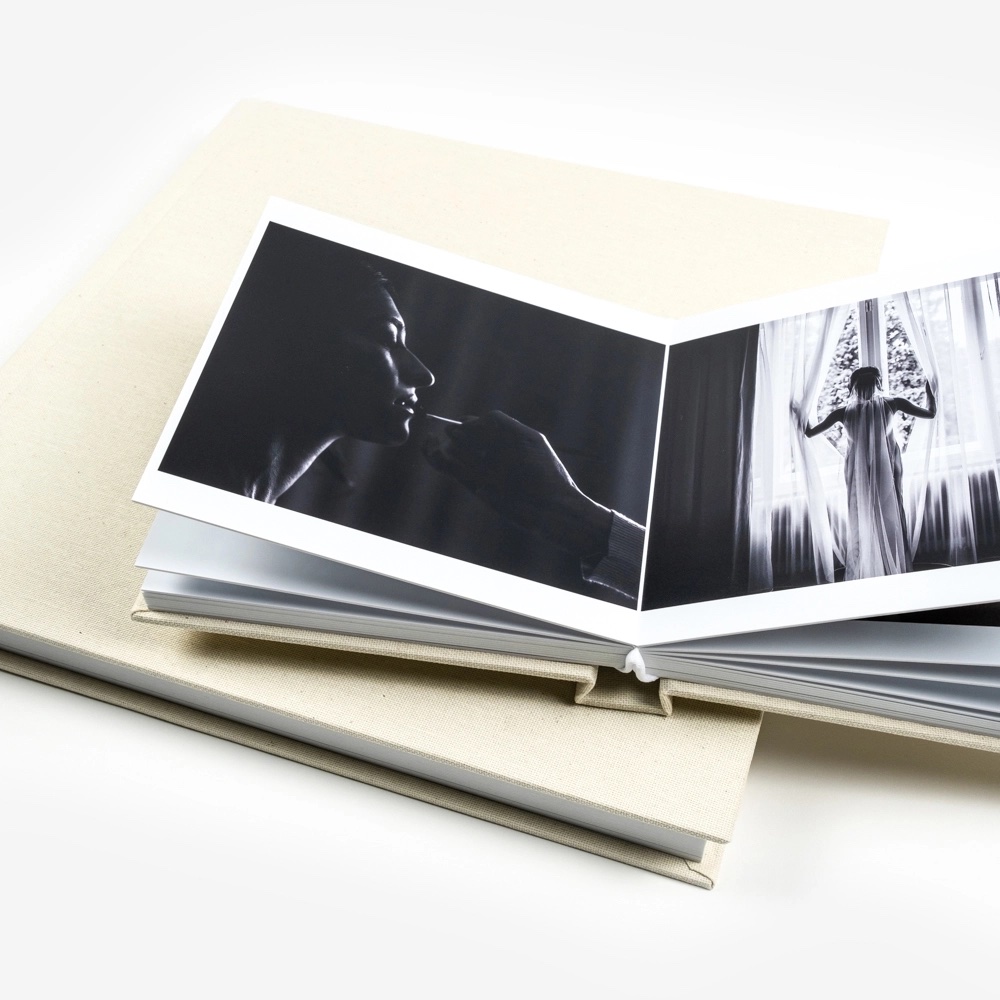 Album ouvert avec photos en noir et blanc