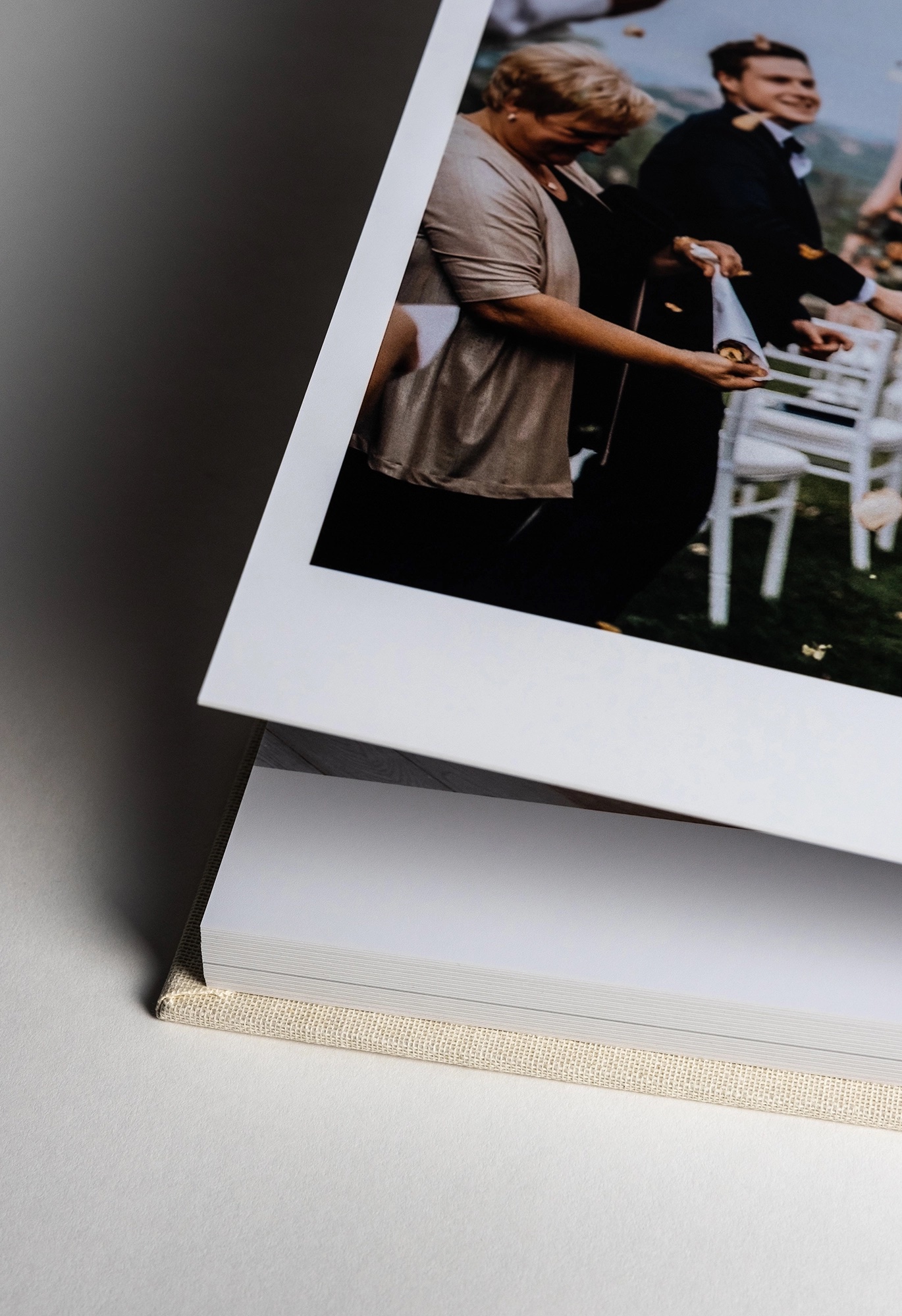 Album ouvert, page avec photo de cérémonie
